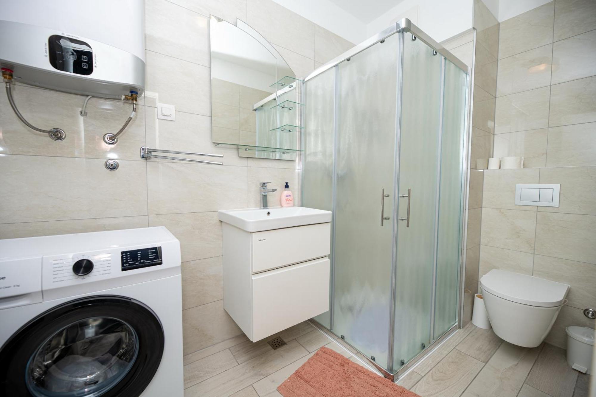 Apartma Adrian *